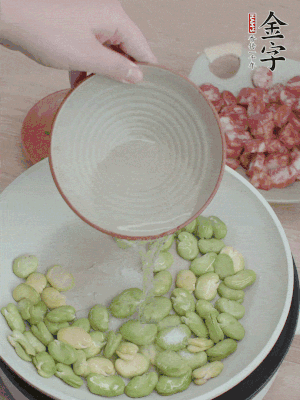 鍋中少油，下蠶豆略炒，加1/2勺鹽、一點(diǎn)糖、少許水炒勻。