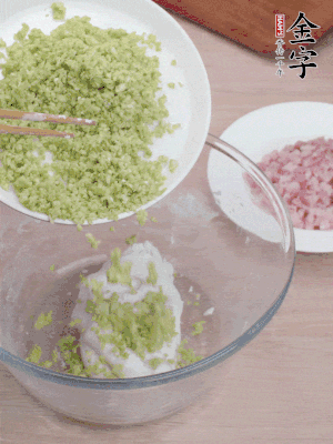 糯米粉邊揉邊加水，成團(tuán)后揉進(jìn)蠶豆、咸肉。