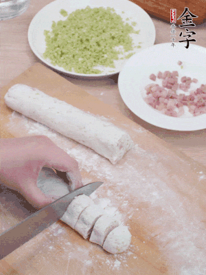 揉成圓柱狀，切成0.5C M厚片。