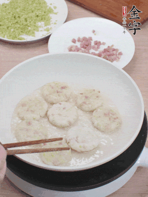 鍋中涼油，慢煎至兩面有脆殼。（油可以多一點(diǎn)）