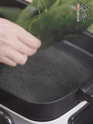 粽葉入沸水煮1分鐘，翻面再煮1分鐘，清洗干凈加水浸泡。