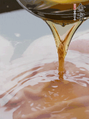 洗凈后冷水下鍋，加黃酒焯水。