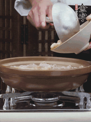 燜煮30分鐘，下花生、紅棗煮5分鐘。（花生提前預(yù)煮15分鐘）