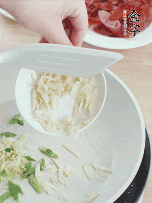 油4成熱，下蔥姜蒜、干辣椒、花椒煸出香味。