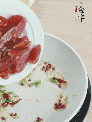 放香腸、苦瓜快速翻炒。