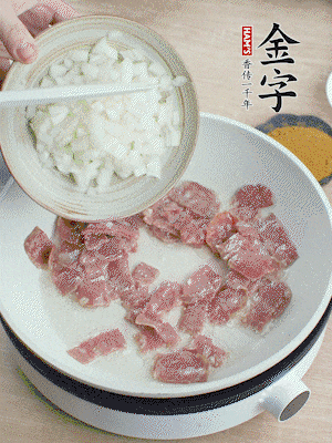 依次下洋蔥、紅菜椒、豌豆粒、玉米粒翻炒均勻。