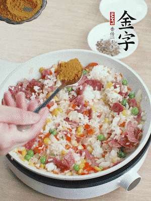 1勺咖喱粉、1/2勺鹽，少許黑胡椒碎炒均。