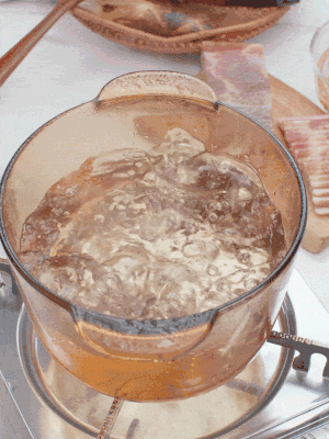 春筍切片焯水3分鐘，去除草酸澀味。