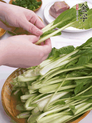 小青菜掰成一片片。