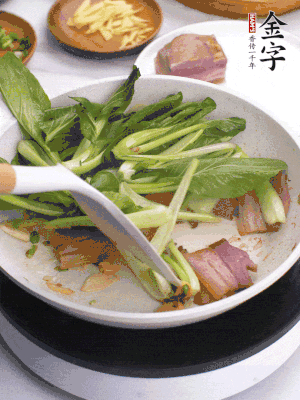 下小青菜翻炒，菜梆子變軟時(shí)，撒一點(diǎn)鹽、雞精調(diào)味。