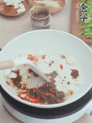 熱鍋涼油，姜蒜、辣椒、金字火腿xo醬炒香。