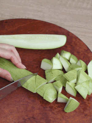 西葫蘆去籽縱向切成4份，斜切成厚片。
