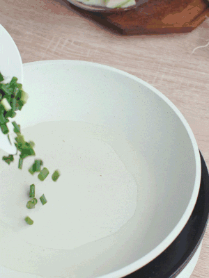 熱油下臘肉、蔥花煸炒，再下西葫蘆。