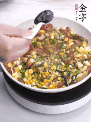 加2勺生抽、1勺蠔油、半勺老抽調(diào)味。