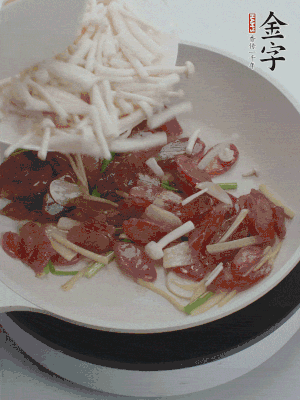 放白玉菇、青紅辣椒、雞蛋。