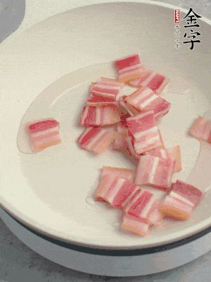 鍋中少許油，金字淡咸肉煸香。