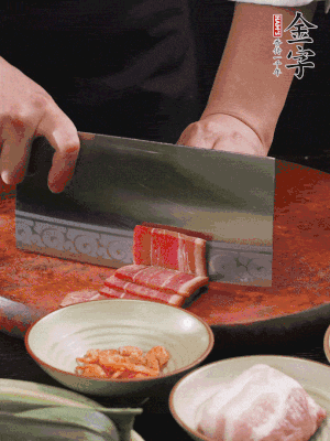 金字火腿上方切薄片，鮮五花肉切薄片。