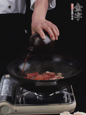 再下火腿片，淋少許黃酒添香。