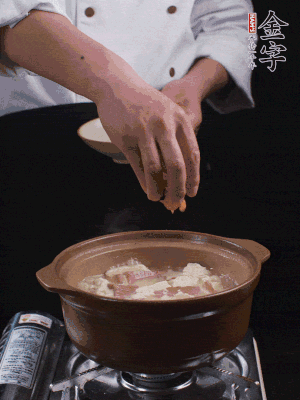 下蝦仁干，煮5分鐘。撒蒜葉，煮1分鐘。