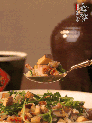 出鍋前嘗味，味淡加點(diǎn)鹽。