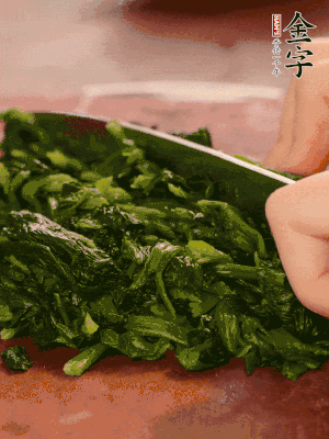 洗凈的菠菜加鹽焯水，撈出晾涼后攥干切碎。胡蘿卜切細(xì)絲。金字烤腸切園片。