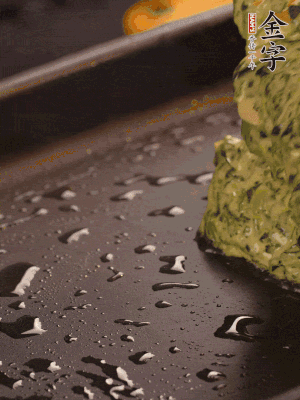 熱鍋擦一下油，下面糊攤平。