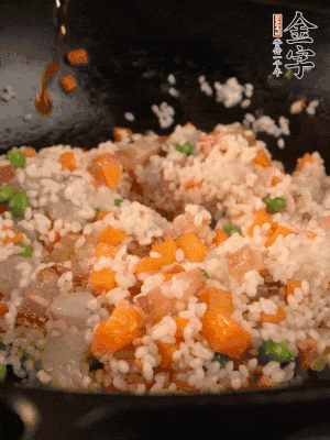 加入糯米翻炒均勻。最后加入蝦仁，用1勺料酒、1勺生抽、1/2勺鹽調(diào)味。