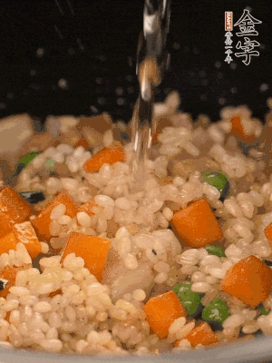 把食材轉(zhuǎn)移到電飯鍋中，倒入點清水，正常煮飯。