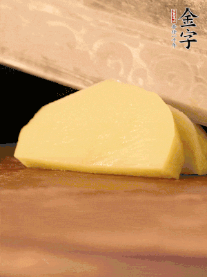 土豆去皮切丁。水開后，放入鍋中煮2-3分鐘，撈出瀝干水分。