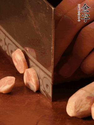 金字烤腸切圓片。