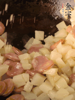 再放烤腸片煎熟。撒點鹽、孜然粉、辣椒面。