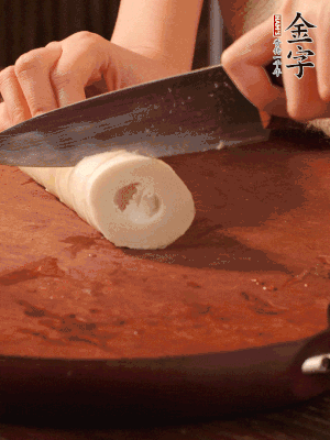 春筍去殼切滾刀塊，焯水備用。