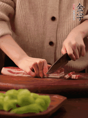 金字淡咸肉切片，冷水入鍋，加姜片、料酒略焯水。同步，五花肉切塊焯水。