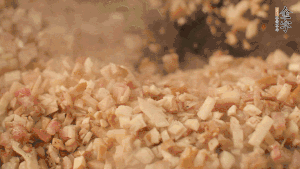 鍋中熱油，依次下食材翻炒，加2勺料酒、少許胡椒粉調(diào)味，撒蔥花攪拌均勻。