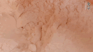 糯米粉中加入溫水，反復(fù)揉成團(tuán)。