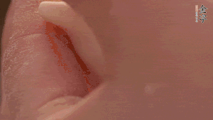 取一小團(tuán)面，用掌心搓成小球狀，從小球中心捏窩，放入餡料，封口后，留出小尾巴。