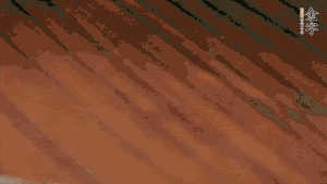 待水沸騰，煮到湯圓浮起，碗中加點(diǎn)豬油、生抽、蔥花就可以了。