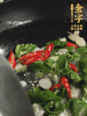起鍋燒油，加辣椒、蒜片大火翻炒出香味。