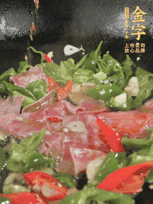 再下蒸炒火腿煸炒，加少許白糖提鮮。