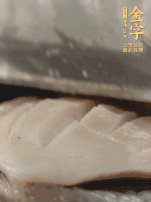 鮑魚用勺子撬出來，去掉內(nèi)臟和牙齒，加面粉、白醋、鹽、啤酒抓一下，清水洗凈，切花刀。
