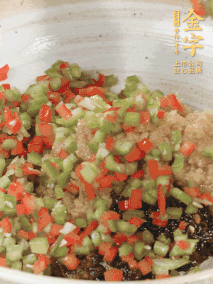 XO醬、蒜蓉醬、青紅椒粒攪拌成醬料。