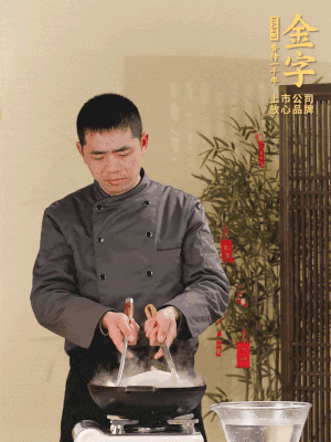 整只土雞冷水下鍋，加蔥姜、料酒焯水，撈出后用溫水清洗干凈。