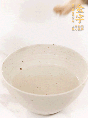 羊肚菌流水洗凈2遍后，溫水泡發(fā)15-20分鐘。