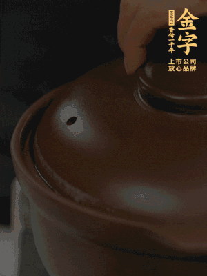 雞、火腿、姜片一起放入砂鍋中，大火轉(zhuǎn)小火燉2小時(shí)。