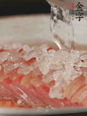 依舊放上冰糖100g、黃酒100g、水200g，鍋中再蒸15分鐘。