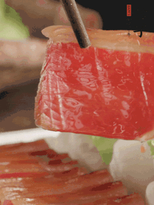 吃的時(shí)候，把薄片火腿放入荷葉夾中就可以了。