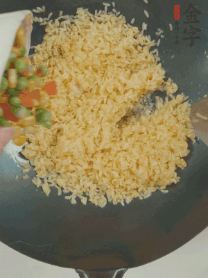 下豌豆粒、胡蘿卜粒、玉米粒。（買(mǎi)現(xiàn)成冷凍的雜菜即可，非常方便）