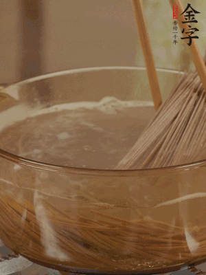 水開后下蕎麥面，煮2分鐘后過涼水備用。