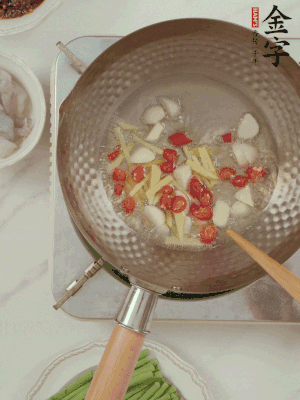 油7成熱時，下大蒜粒、姜絲、小米辣煸香。