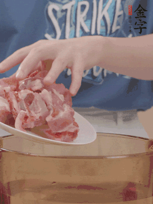 排骨剁小塊，加姜片、料酒沸水下鍋焯水。